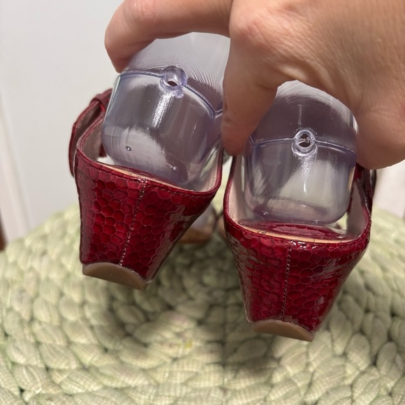 Donald Pliner Dylan Red Patent Leather Slip On Elegant Thong Cork Wedge Sandals - Picture 8 of 13